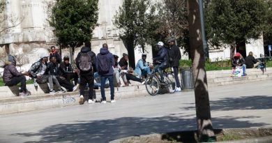 Insegue gli agenti con un palo di ferro: marocchino arrestato a Milano