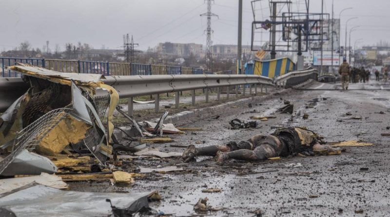 Esecuzioni per strada con le mani legate, stupri e fosse comuni. Il grido di Zelensky: “Assassini, macellai”