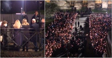 Via Crucis, una donna russa e una ucraina portano la croce insieme davanti al Colosseo. Le immagini della processione