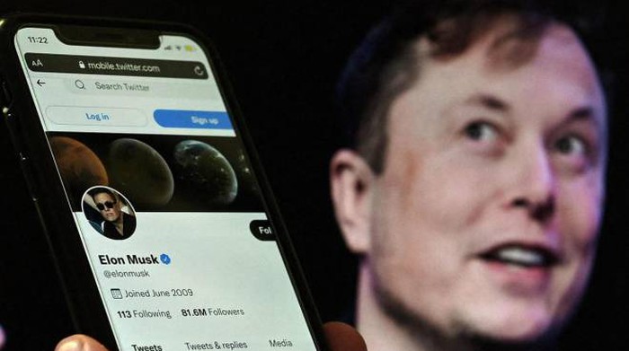 Elon Musk acquista Twitter: è fatta. Analisti critici: “In ballo il controllo dell’informazione”.