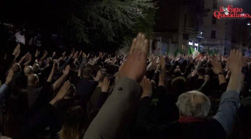 Milano, il “presente” e il saluto romano: circa mille persone con fiaccole accese e bandiere tricolore al corteo per Sergio Ramelli – Video