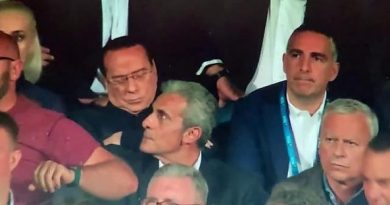 Il Pisa segna al 90° e lo stadio è una bolgia: ma Berlusconi dorme in tribuna