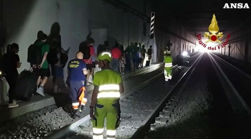 Incidente Frecciarossa, i passeggeri evacuati a piedi lungo la galleria con l’aiuto dei vigili del fuoco: l’intervento – Video