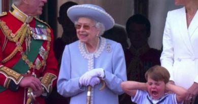 Le buffe espressioni del principino Louis sul balcone di Buckingham Palace