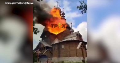 Le fiamme distruggono la più grande chiesa ortodossa dell’Ucraina, un monastero del 1500