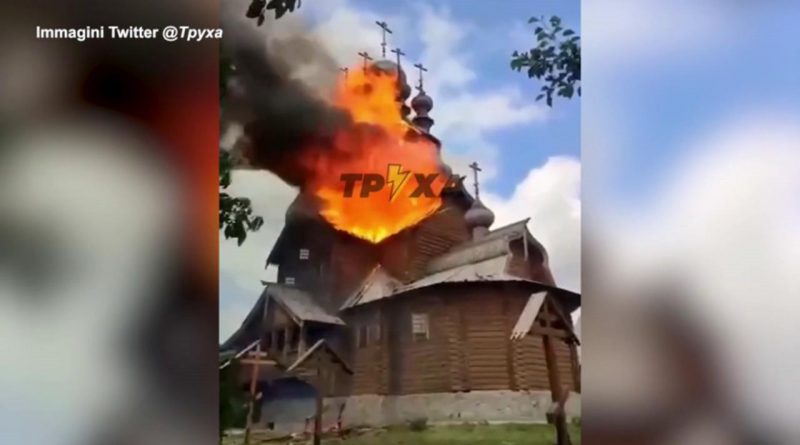 Le fiamme distruggono la più grande chiesa ortodossa dell’Ucraina, un monastero del 1500