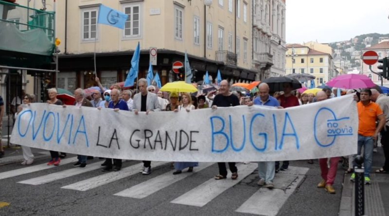 Trieste, duemila persone in piazza per dire No all’ovovia: “Progetto impattante, inutile e antieconomico. Soldi vengano spesi per servizi veri”