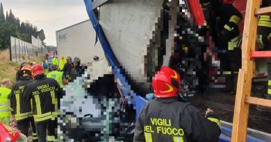 Sull’auto piomba il Tir: il maxi incidente sull’ A1