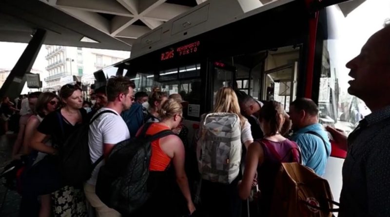 Taxi in sciopero a Napoli, caos all’aeroporto Capodichino: centinaia di persone in fila in attesa dell’autobus