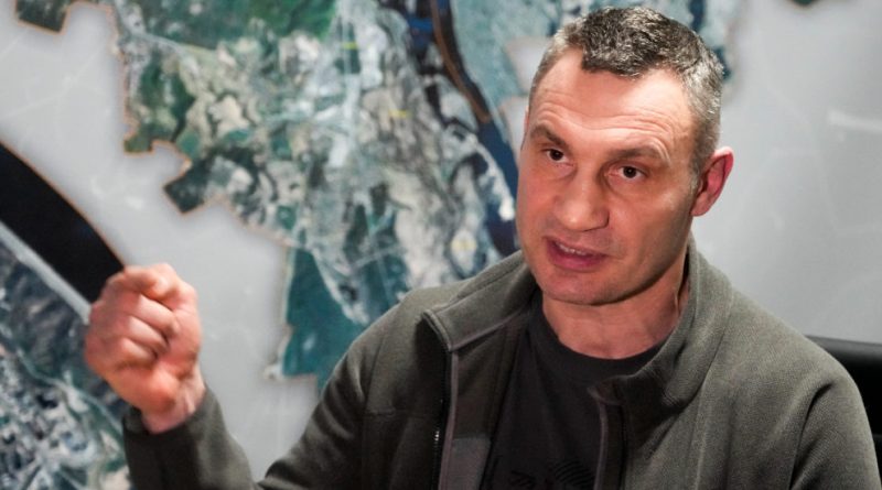 Vitali Klitschko, i sindaci di Berlino e Madrid ingannati da una riproduzione deepfake del collega di Kiev: “Aveva il suo viso e la sua voce”