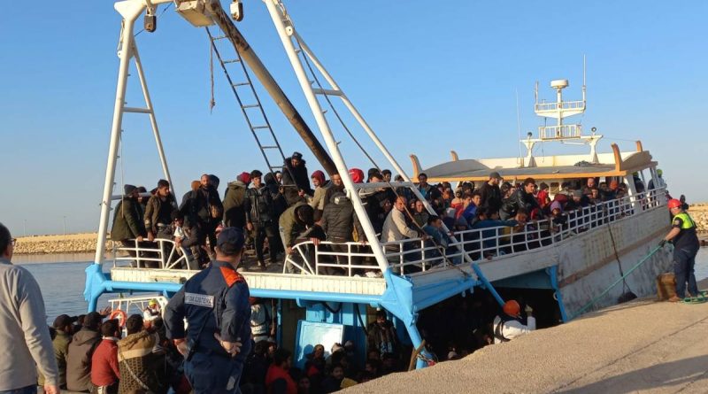 Coste italiane assediate: oltre 800 migranti arrivati in poche ore