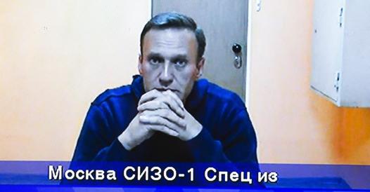 Navalny, la routine in prigione: «Sveglia alle 6, lavoro. E poi ore su una panca a guardare Putin»
