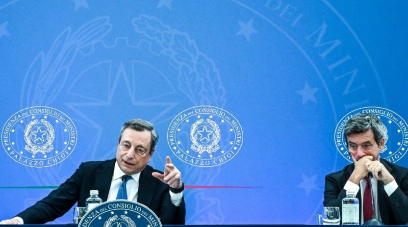 Per trattenere il M5s Draghi promette il salario minimo “all’italiana”: cosa prevede l’esercizio di equilibrismo previsto dalla legge di Orlando