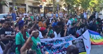 Civitanova Marche, in ginocchio e col pugno chiuso alzato: il saluto alla “Black Lives Matter” al corteo per il nigeriano ucciso in strada – Video