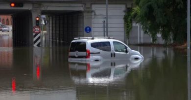 Sottopasso allagato dopo il nubifragio: un’auto resta intrappolata nell’acqua