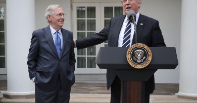 Donald Trump, uomo sano di mente e di misura, definisce Mitch McConnell un “imbroglione” con una “moglie pazza”