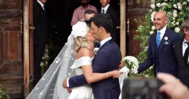 Federica Pellegrini e il bacio con Matteo Giunta fuori dalla chiesa: il video del matrimonio a Venezia