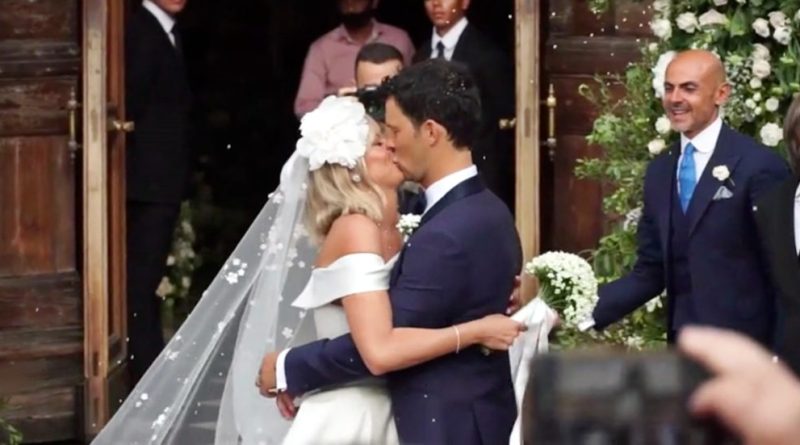 Federica Pellegrini e il bacio con Matteo Giunta fuori dalla chiesa: il video del matrimonio a Venezia