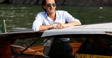 Adrien Brody sporty chic, Hugh Jackman «classicone»: al Lido arrivano i grandi big