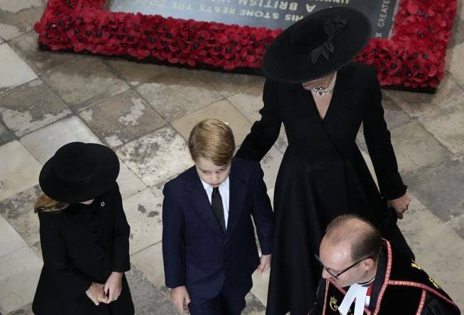 Dress code (e scivoloni di stile) al funerale della regina Elisabetta: le perle di Kate e il cerchietto di Jill Biden