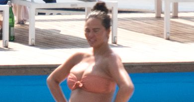 Breaking news: Chrissy Teigen incinta mostra il pancione in bikini senza spalline mentre è in Italia: Foto – HollywoodLife