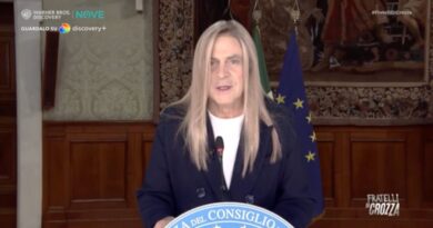 Crozza-Meloni: “Ai giovani dico: protestate! Andate in piazza! Siate liberi! Ma ricordate: voi siete liberi, noi siamo armati”