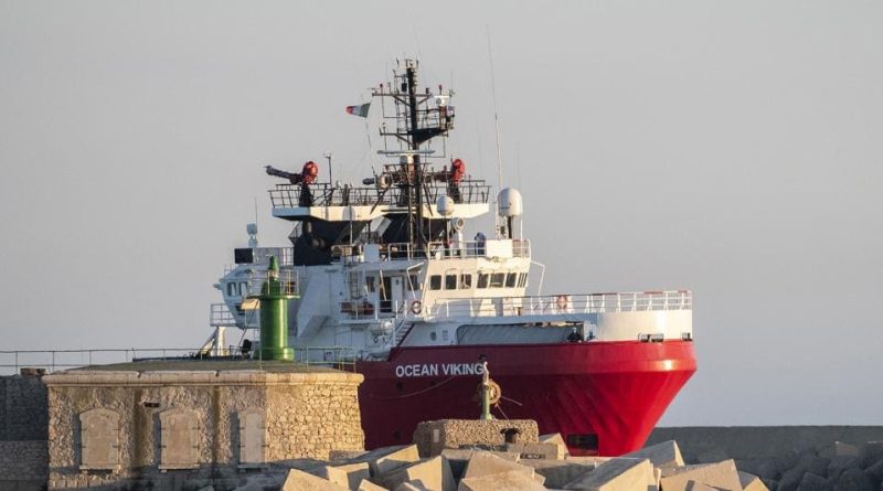 Humanity 1 e Ocean viking, chi deve aiutare le navi con i migranti? Cosa dicono le regole