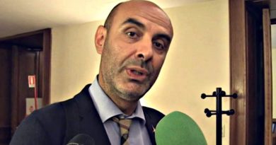 Pretende risarcimenti per i ‘post offensivi’. Ma è Pillon a rischiare la denuncia per estorsione. Insieme a lui l’ex senatore leghista Lucidi