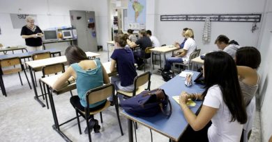 Varese, studente disegna una svastica sulla cattedra e poi tira un pugno in faccia alla prof: denunciato e sospeso per tutto l’anno