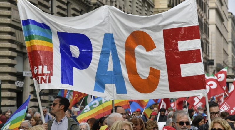Breaking news: Migliaia di persone in Italia marciano per la pace in Ucraina – FRANCE 24 English
