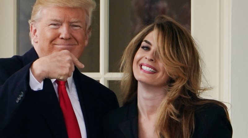 Hope Hicks si presenta per girare il coltello nella piaga, mentre il Comitato 1/6 implora il Dipartimento di Giustizia di perseguire Donald Trump