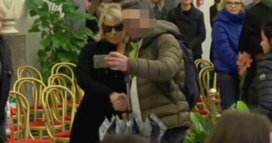 “Piangeva ma non si è pentito”. La verità sul selfie con Maria De Filippi