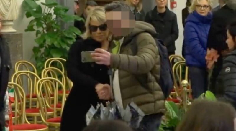 “Piangeva ma non si è pentito”. La verità sul selfie con Maria De Filippi