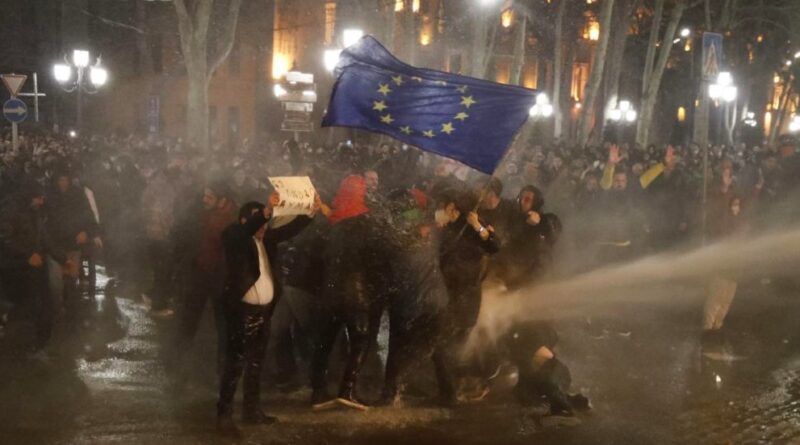 Georgia, proteste fuori dal Parlamento dopo l’ok alla legge sugli “agenti stranieri”: scontri con la polizia, usati cannoni ad acqua e spray