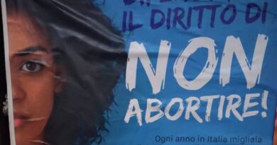 “Vanno rimossi”. il Pd contro i manifesti per il diritto di non abortire