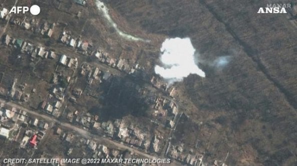 Bakhmut devastata dalla guerra: nelle immagini satellitari la distruzione