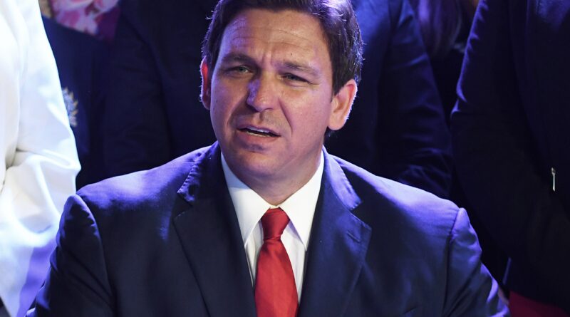 Questa immagine di Ron DeSantis che mangia un budino al cioccolato perseguiterà i vostri sogni