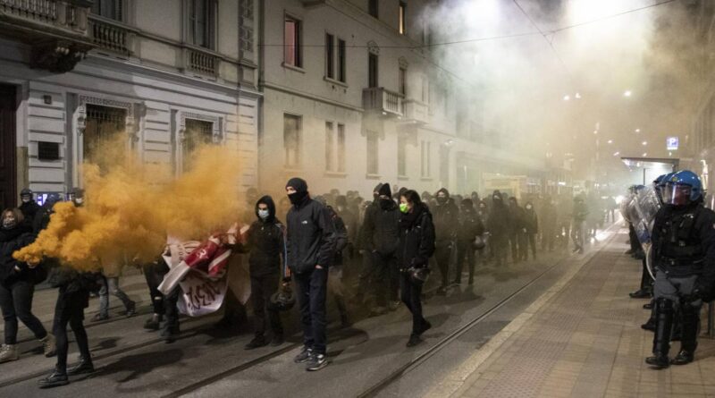 Dax, antagonisti in corteo a Milano. Ed è allarme anarchico