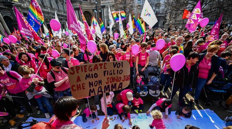 A Milano al via la manifestazione delle famiglie arcobaleno. Anche Schlein in piazza