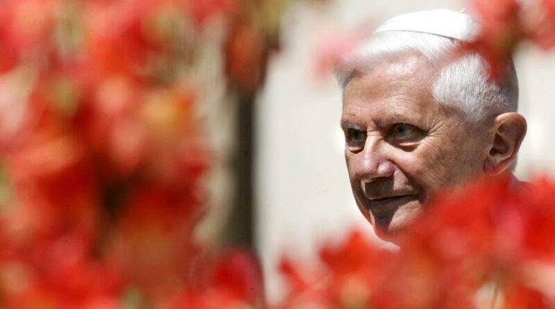 Spuntano 5 cugini: cosa può accadere al testamento di Ratzinger