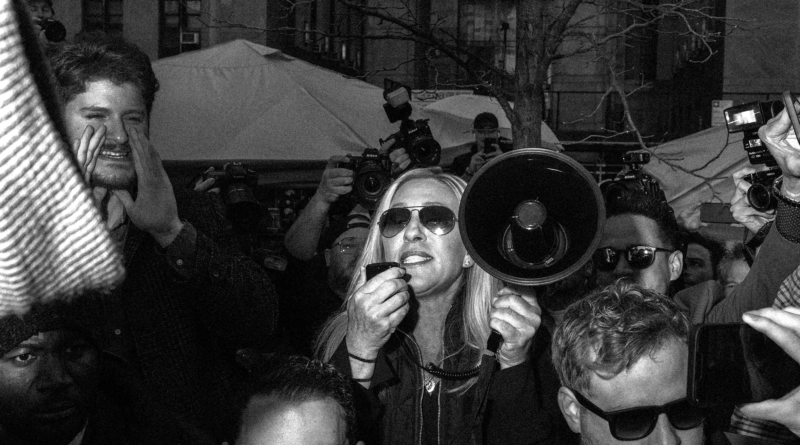 “DeSantis è in crisi: La MAGA Mob di Manhattan interpreta l’arresto di Trump come un regalo