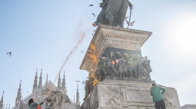 Milano, per la statua di Vittorio Emanuele II imbrattata dagli attivisti ambientalisti “sarà necessario un restauro”