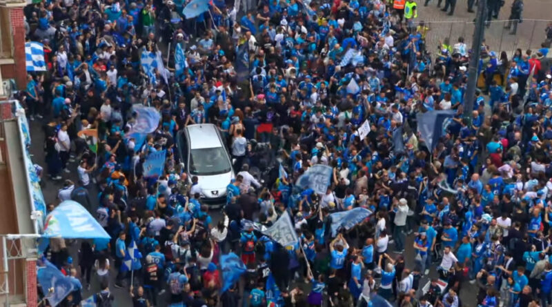 Fuochi d’artificio, caroselli e cori dei tifosi del Napoli dopo i gol dell’Inter: le immagini dall’alto fuori dallo stadio Maradona