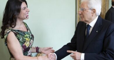 Geppi Cucciari scherza con Mattarella: “Meno male che quando l’hanno rieletta aveva la mascherina”