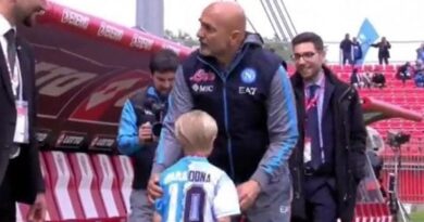 Spalletti esaudisce il sogno d’un piccolo tifoso: prima di Monza-Napoli lo porta in panchina con sé