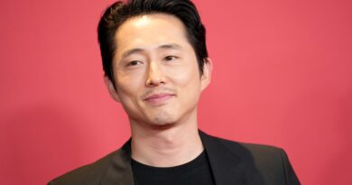 Steven Yeun si scontra con il suo passato per “Beef”