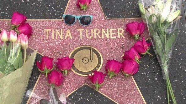 Walk of Fame, i fan depongono fiori sulla stella di Tina a Hollywood. E c’è chi canta “The Best”