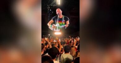 I Coldplay cantano “Napule è”: l’omaggio della band a Pino Daniele emoziona il pubblico dello Stadio Maradona | L’articolo