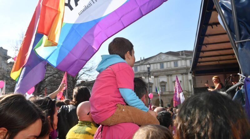 “La Gpa è reato”. Il Tribunale di Milano annulla la trascrizione di due padri gay