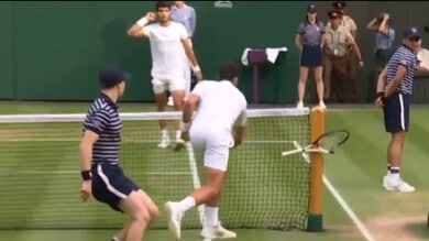 Djokovic furioso: racchetta spaccata a Wimbledon nella finale con Alcaraz